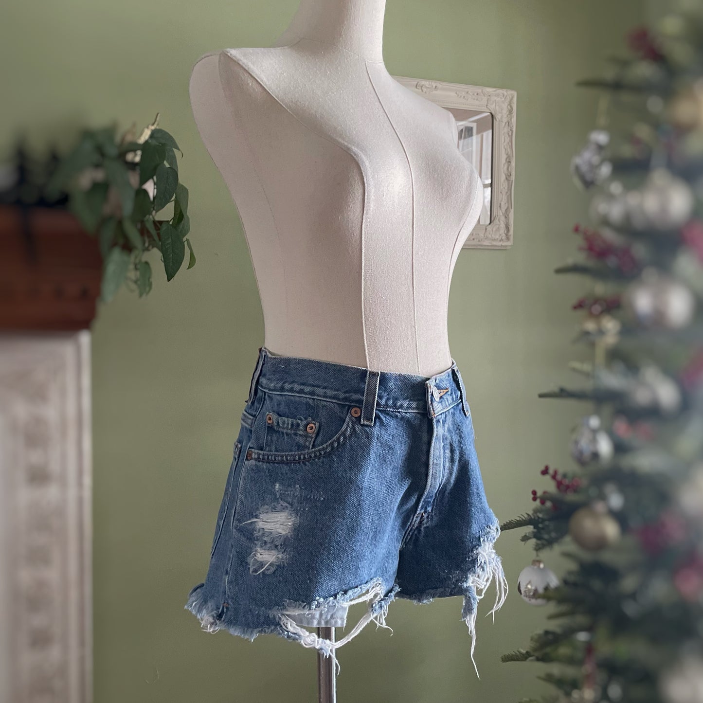 Vintage Y2K Levi’s Daisy Duke Distressed Cutoff Shorts
