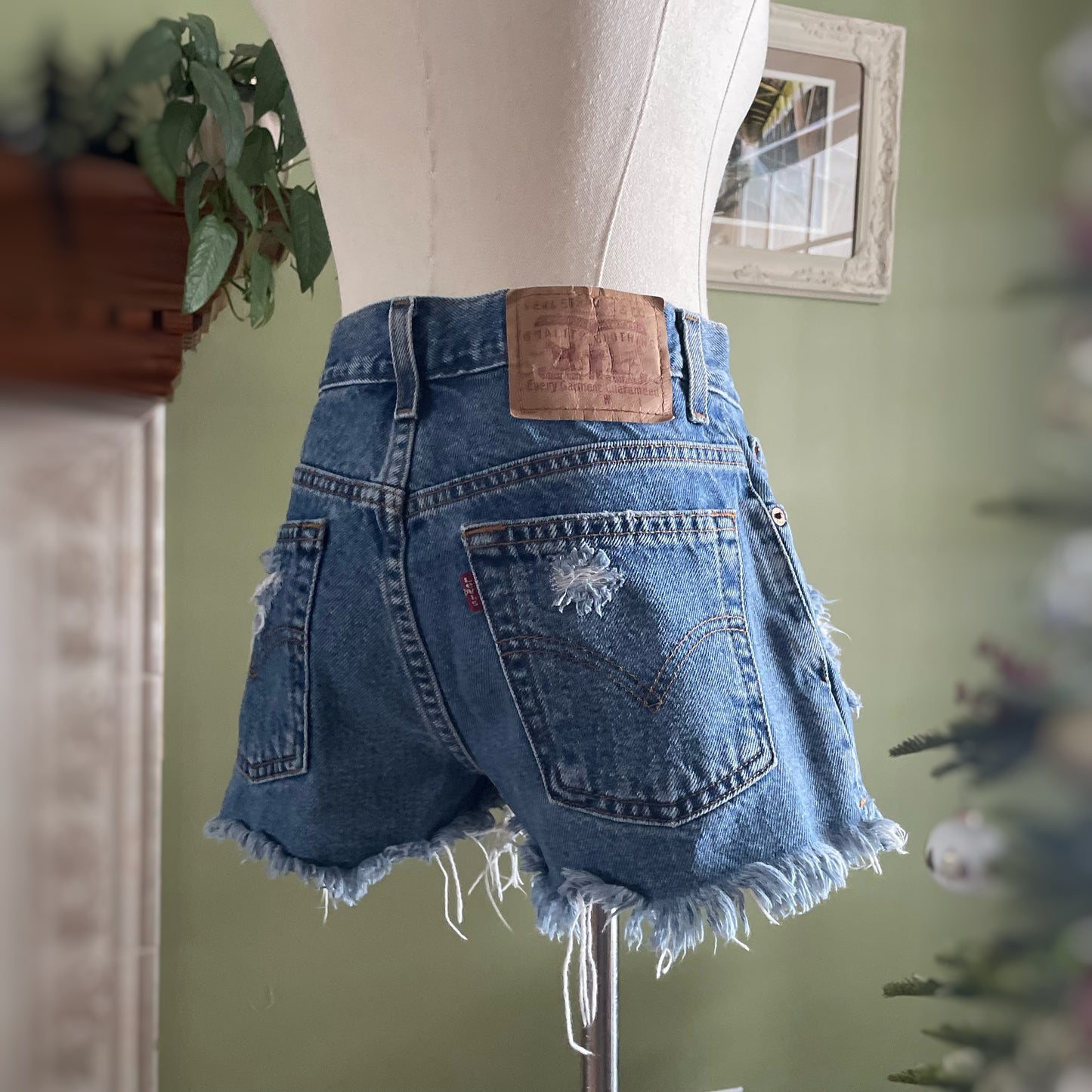 Vintage Y2K Levi’s Daisy Duke Distressed Cutoff Shorts
